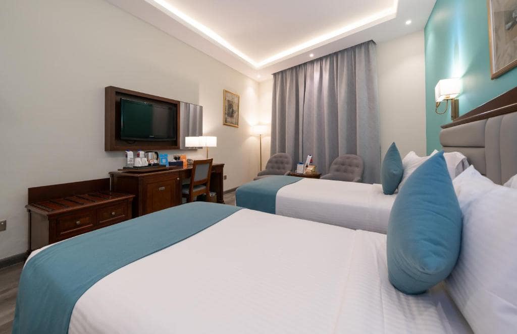 25-اتاق-خواب-هتل-3-ستاره-هاوارد-جانسون-بر-دبی- Howard-Johnson-Bur-Dubai-Bedroom.jpg
