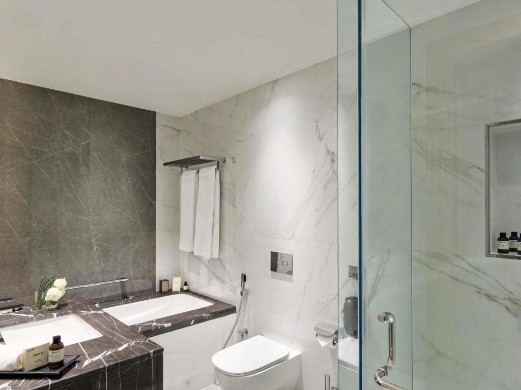 28-سرویس-بهداشتی-هتل-5-ستاره-فیرمونت-عجمان-دبی- Fairmont-Ajman-Dubai-Bathroom.jpg