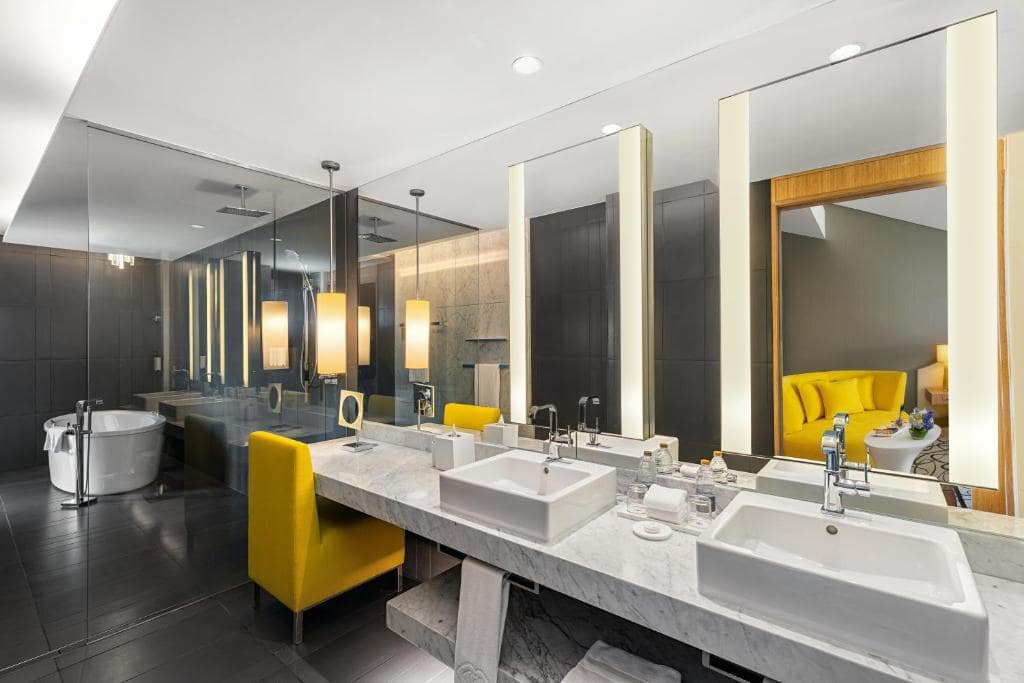 35-سرویس-بهداشتی-هتل-5-ستاره-سوفیتل-داون-تاون-دبی-Sofitel-Dubai-Down-Town-View-Bathroom.jpg