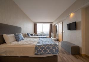 09-اتاق-هتل-5-ستاره-لوکسیا-کامفورت-ریزورت-کمر- Loxia-Comfort-Resort-Kemer-Hotel-Room.jpg