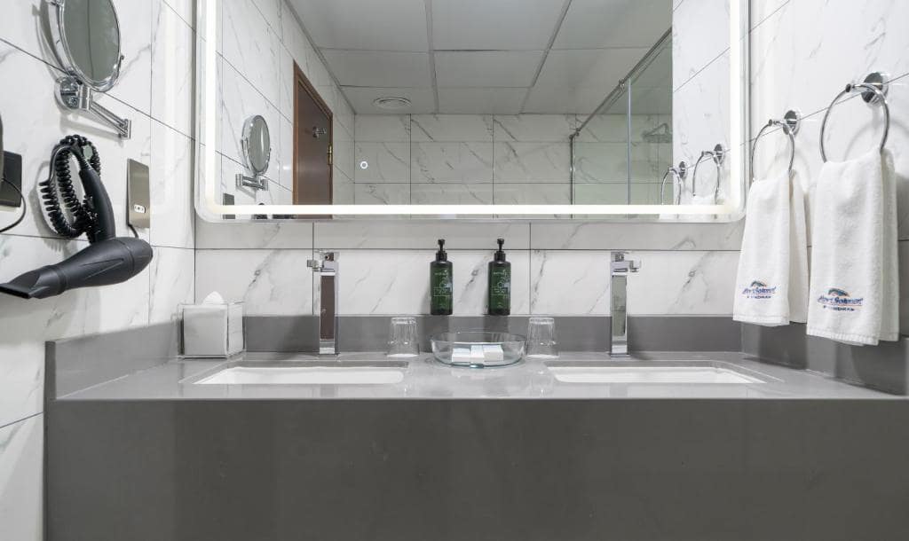 35-سرویس-بهداشتی-هتل-3-ستاره-هاوارد-جانسون-بر-دبی- Howard-Johnson-Bur-Dubai-Bathroom.jpg
