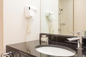 15-سرویس-بهداشتی-هتل-3-ستاره-آیبیس-سیتی-سنتر-دبی- Hotel-Ibis-City-Center-Bathroom.jpg