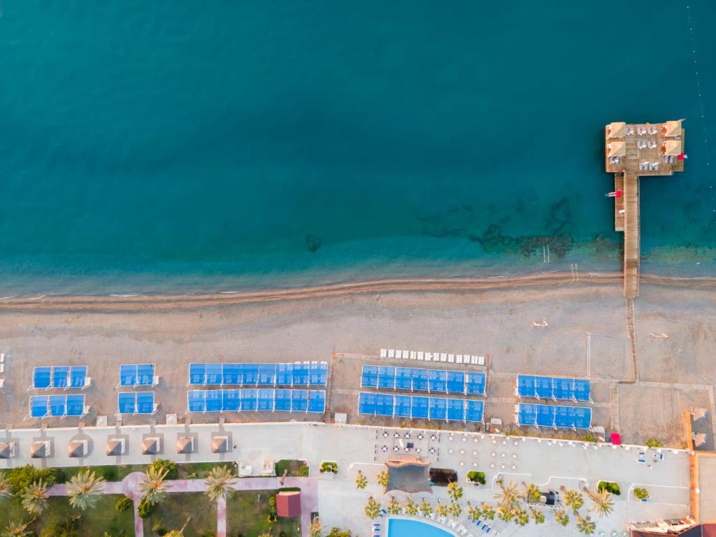 19-ساحل-هتل-5-ستاره-لوکسیا-کامفورت-ریزورت-کمر- Loxia-Comfort-Resort-Kemer-Hotel-Beach.jpg