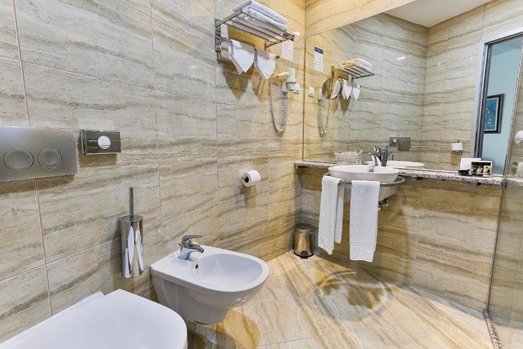 14-سرویس-بهداشتی-هتل-3-ستاره-کینز-پارک-دبی- Kings-Park-Hotel-Dubai-Bathroom.jpg