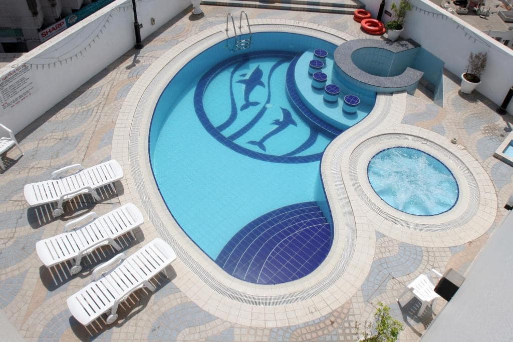 43-استخر-هتل-3-ستاره-هاوارد-جانسون-بر-دبی- Howard-Johnson-Bur-Dubai-Pool.jpg
