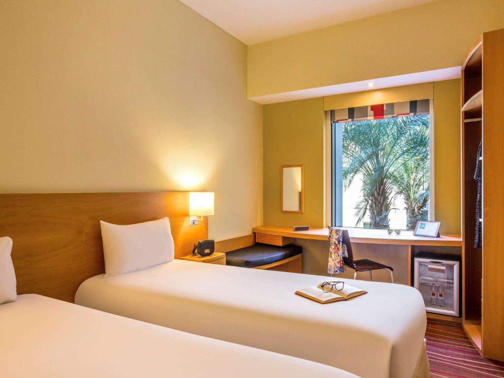 07 اتاق هتل 3 ستاره آیبیس مال آو د آمارات دبی Ibis Dubai Mall Of The Emirates.jpg