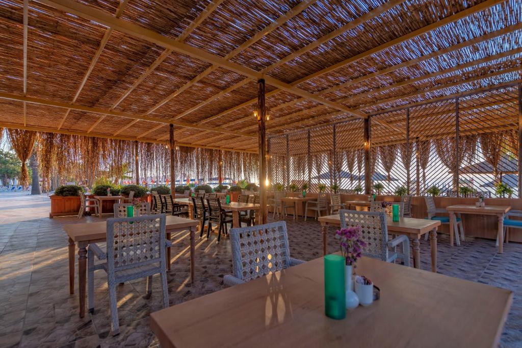 29-رستوران-هتل-5-ستاره-لوکسیا-کامفورت-ریزورت-کمر- Loxia-Comfort-Resort-Kemer-Hotel-Restaurant.jpg