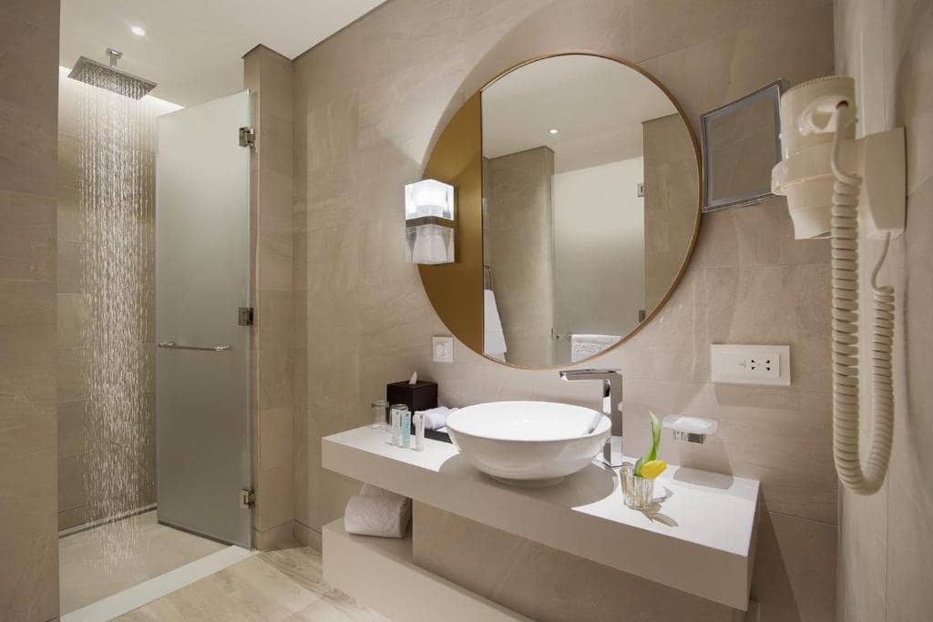 28-سرویس-بهداشتی-هتل-5-ستاره-البندر-روتانا-کریک-دبی- Al-Bandar-Rotana-Dubai-Creek-Bathroom.jpg