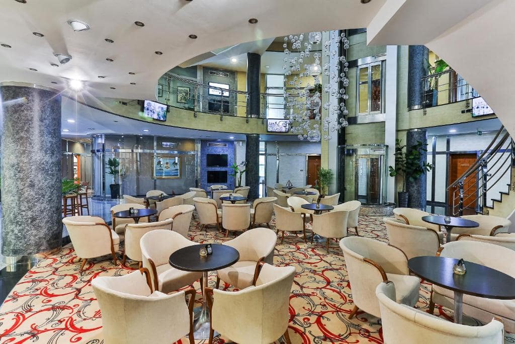 23-محوطه-هتل-3-ستاره-کینز-پارک-دبی-Kings-Park-Hotel-Dubai-Grounds.jpg