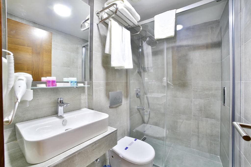 هتل-4-ستاره-تانگو-تکسیم-استانبل-سرویس-بهداشتی-حمام-Hotel-4-Setare-Tango-taksim-Bathroom-toliet2-min.jpg