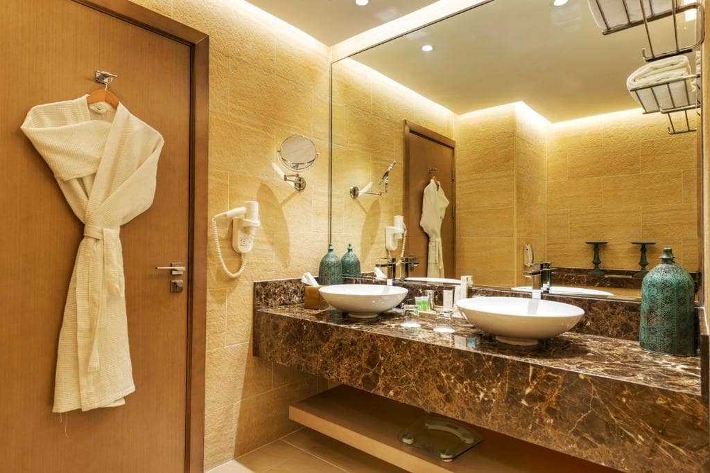 23-سرویس-بهداشتی-هتل-5-ستاره-رویال-سنترال-د-پالم-دبی- Royal-Central-Hotel-The-Palm-Bathroom.jpg