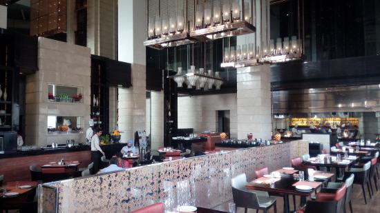 17-رستوران-هتل-5-ستاره-کراون-پلازا-روهینی-دهلی-Crowne-Plaza-Delhi-Rohini-Hotel.jpg