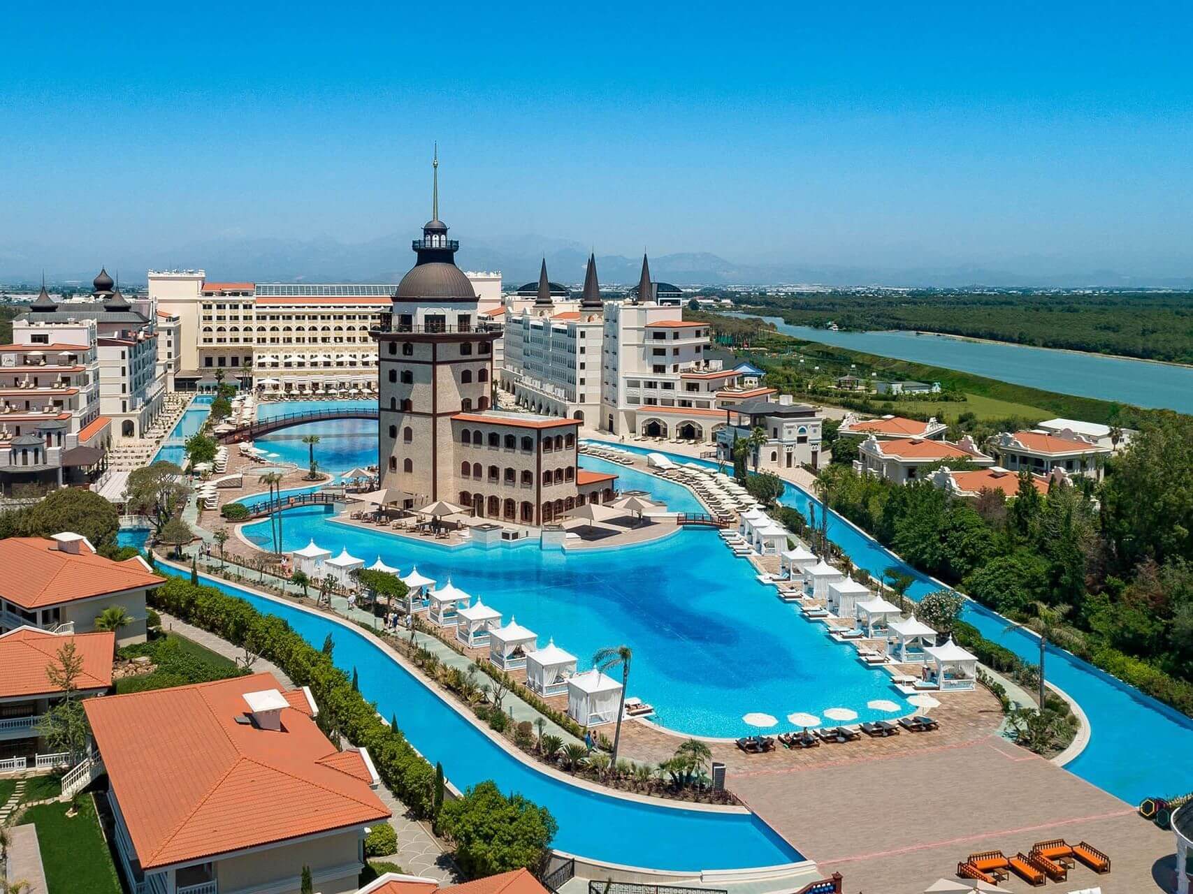 02 نمای داخلی هتل 5 ستاره تایتانیک مردان پالاس آنتالیا Titanic Mardan Palace Antalya.jpg