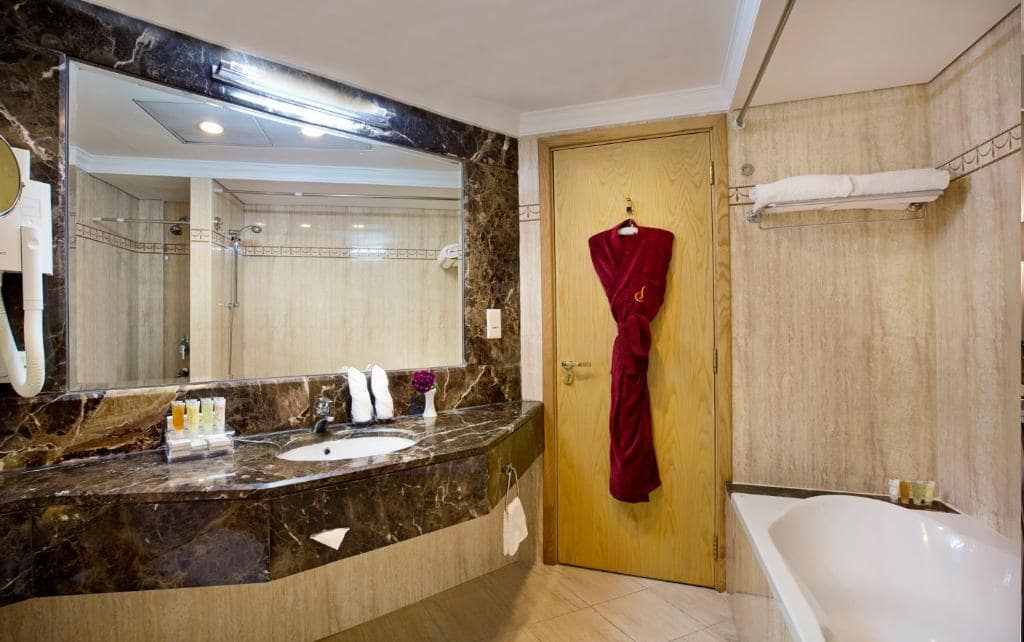 30-سرویس-بهداشتی-هتل-4-ستاره-سیتی-سیزنز-دبی- City-Seasons-Dubai-Bathroom.jpg
