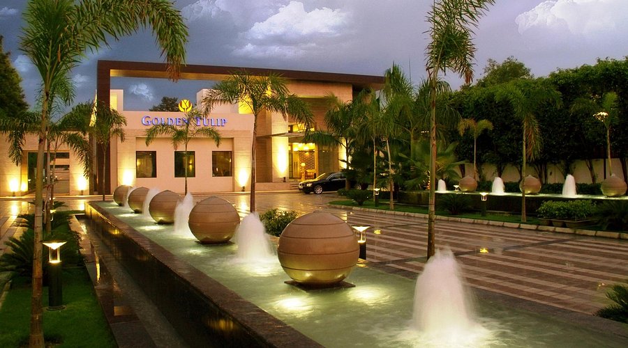 08 استخر هتل 4 ستاره گلدن تولیپ دهلی Golden Tulip Hotel Delhi.jpg