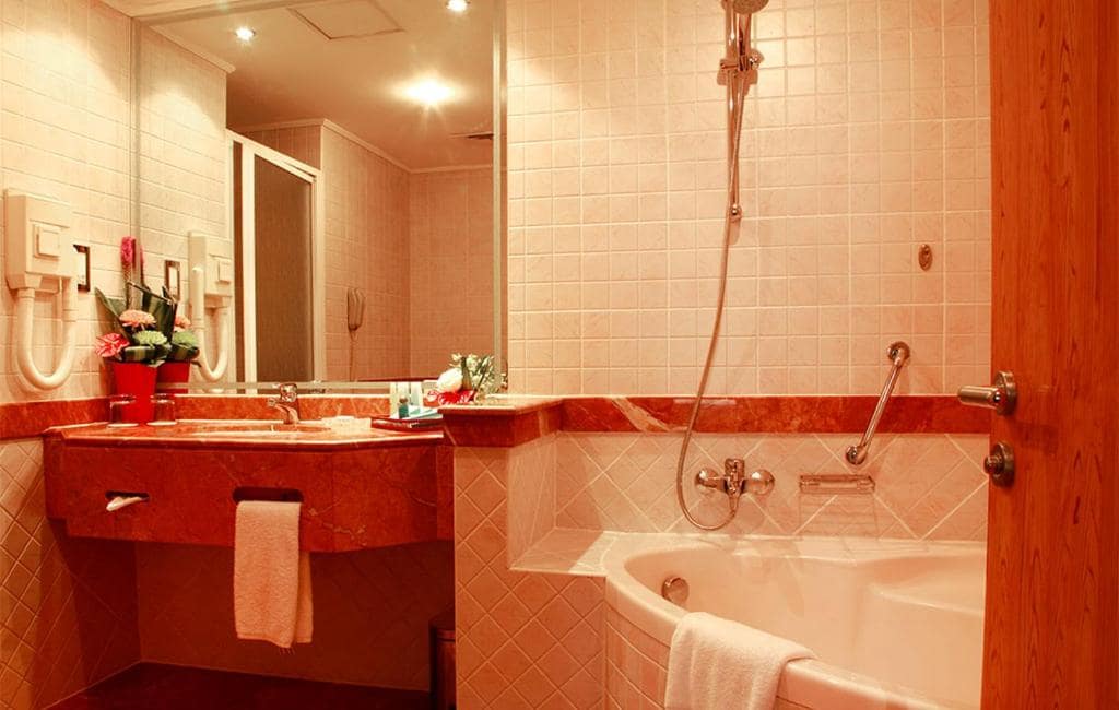 18-سرویس-بهداشتی-هتل-4-ستاره-مسکو-دبی- Moscow-Hotel-Dubai-Bathroom.jpg