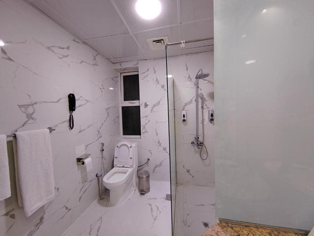 22-سرویس-بهداشتی-هتل-3-ستاره-لی-پارادایس-پالاس-دبی- Le-Paradise-Palace-Dubai-Bathroom.jpg