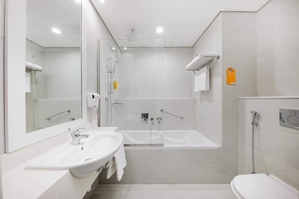 20-سرویس-بهداشتی-هتل-4-ستاره-سیتی-مکس-بیزینس-بی-دبی-City-Max-Business-Bay-Dubai-Bathroom.jpg