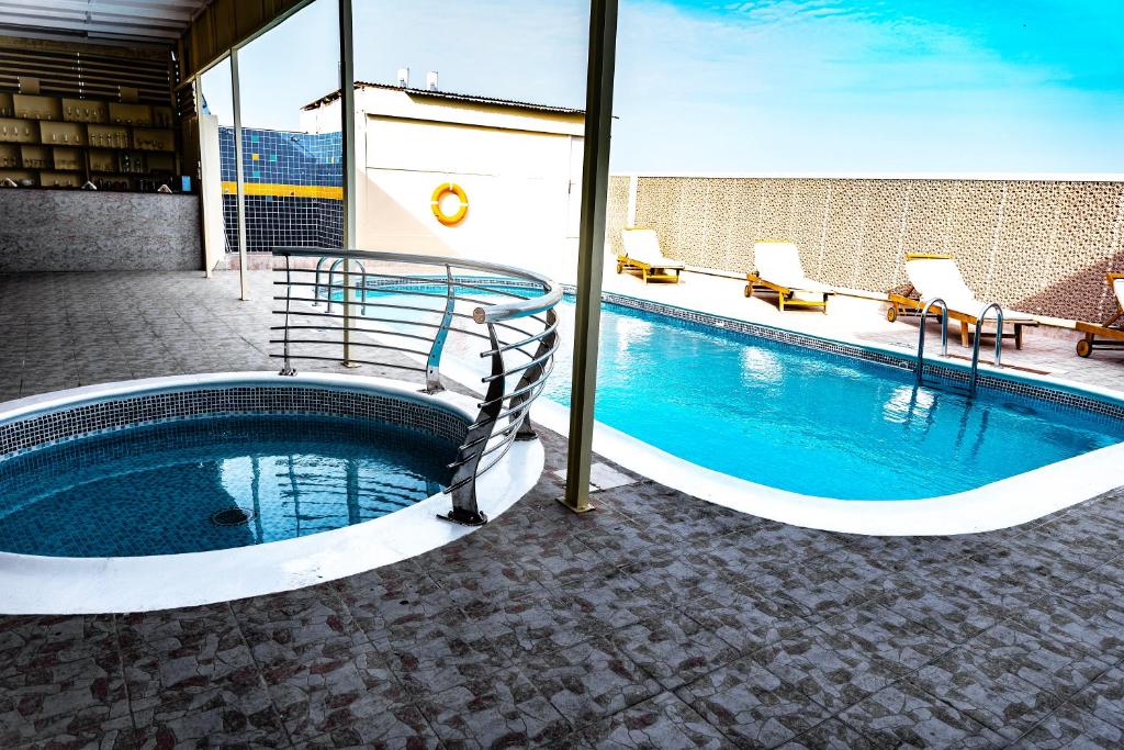 32-استخر-هتل-4-ستاره-گرند-سنترال-دبی- Grand-Central-Dubai-Hotel-Pool.jpg