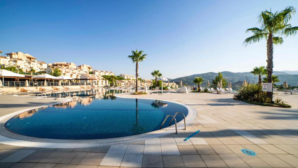 26 استخر هتل 5 ستاره یونیک رزیدنس گلف اند اسپا کوش آداسی Unique Residence Hotel Golf and Spa Kusadasi.jpg