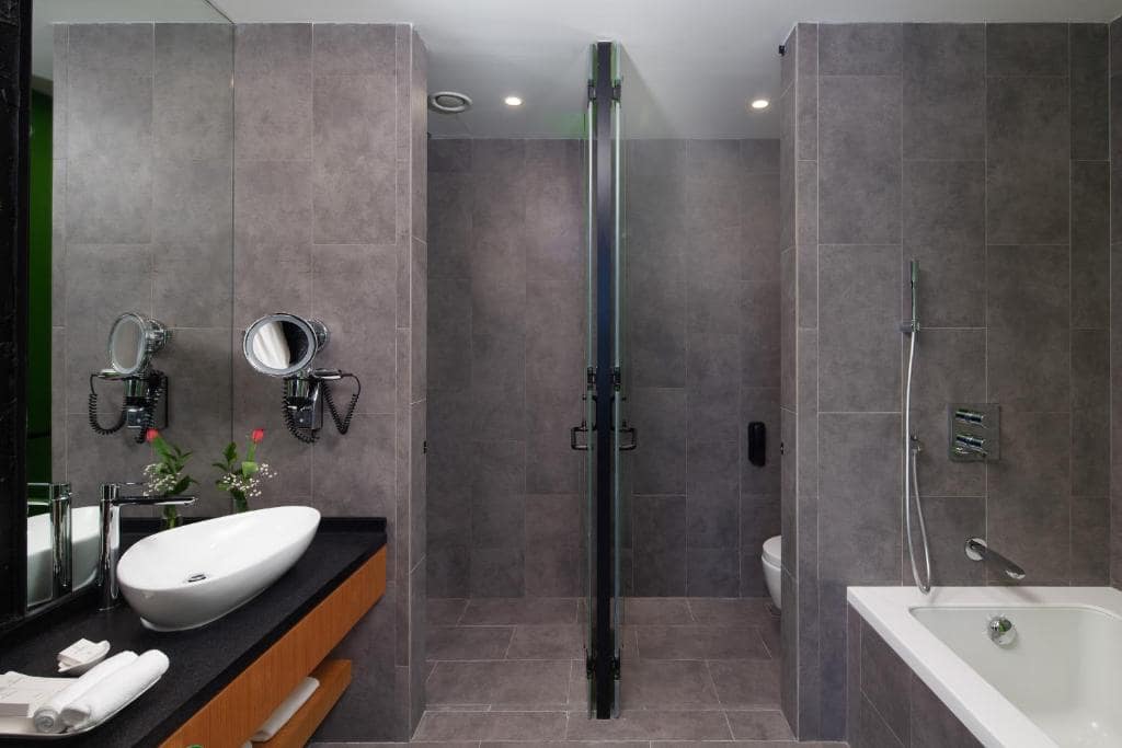 18-سرویس-بهداشتی-هتل-4-ستاره-الخوری-اسکای-گاردن-دبی- Al-Khoory-Sky-Garden-Hotel-Dubai-Bathroom.jpg