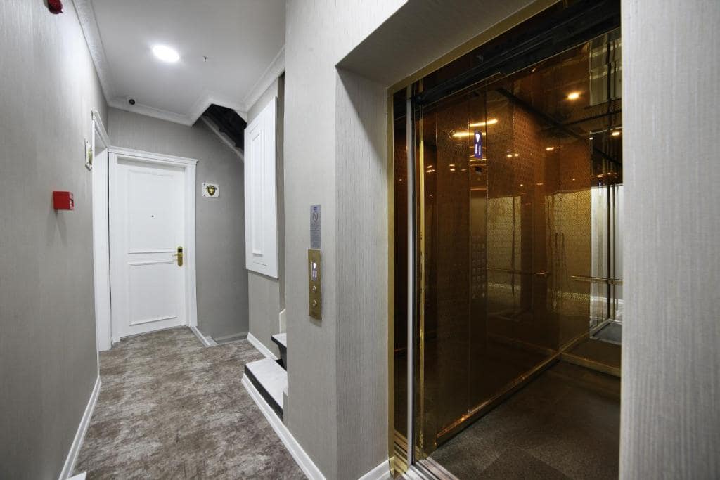 02-نمای-آسانسور-هتل-4-ستاره-وایت-مونارچ-استانبول-Elevator-Hotel-4-Setare-White-Monarch-Istanbul.jpg