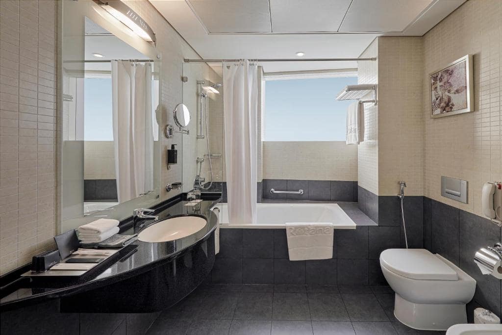 25-سرویس-بهداشتی-هتل-4-ستاره-رز-ریحان-بای-روتانا-دبی- Rose-Rayhaan-by-Rotana-Dubai-Bathroom.jpg
