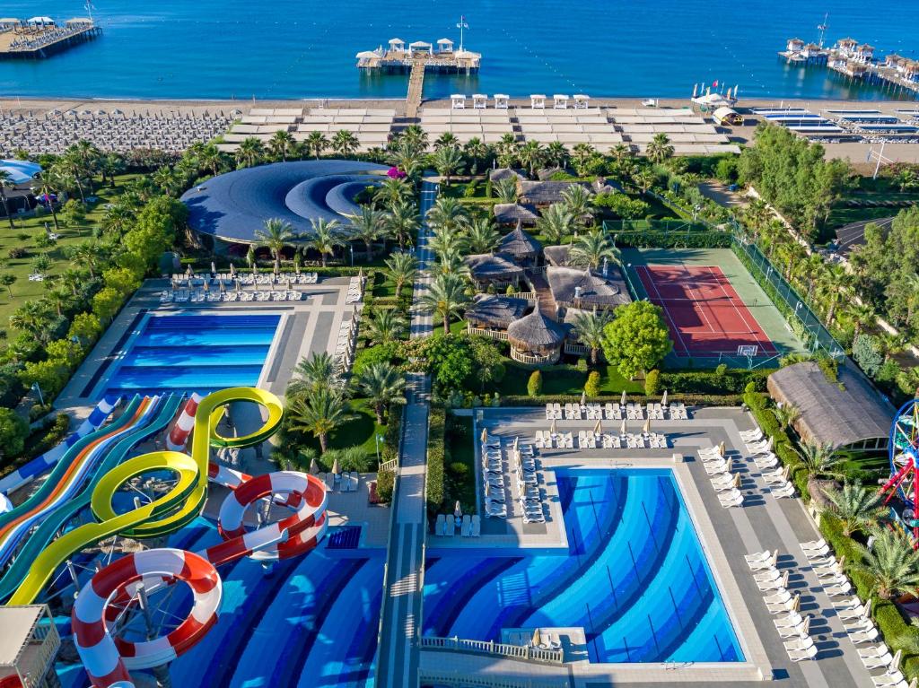 22-استخر-هتل-5-ستاره-رویال-تاورز-لارا-آنتالیا Royal-Towers-Lara-Hotel-Antalya-Pool-.jpg