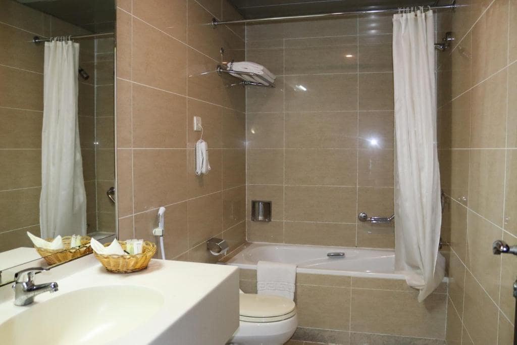 17-سرویس-بهداشتی-هتل-جی-اس-اس-پالاس-دبی- GSS-Palace-Hotel-Dubai-Bathroom.jpg