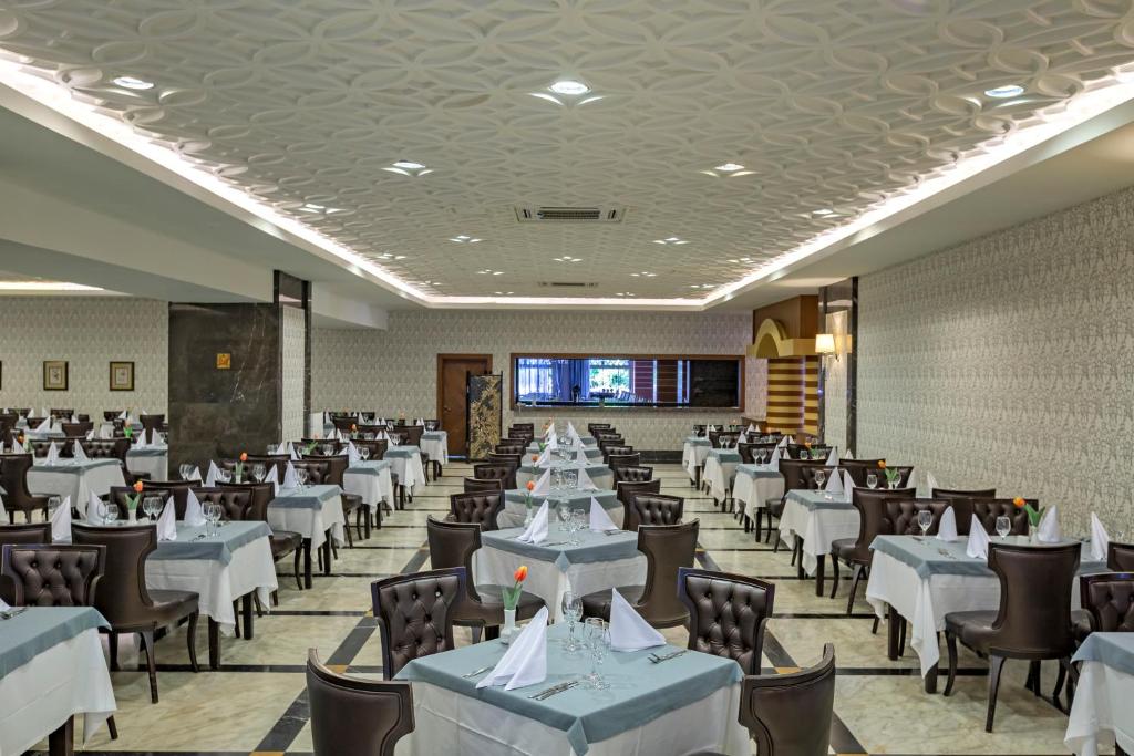 32-رستوران-هتل-5-ستاره-رویال-تاورز-لارا-آنتالیا Royal-Towers-Lara-Hotel-Antalya-Restaurant-.jpg