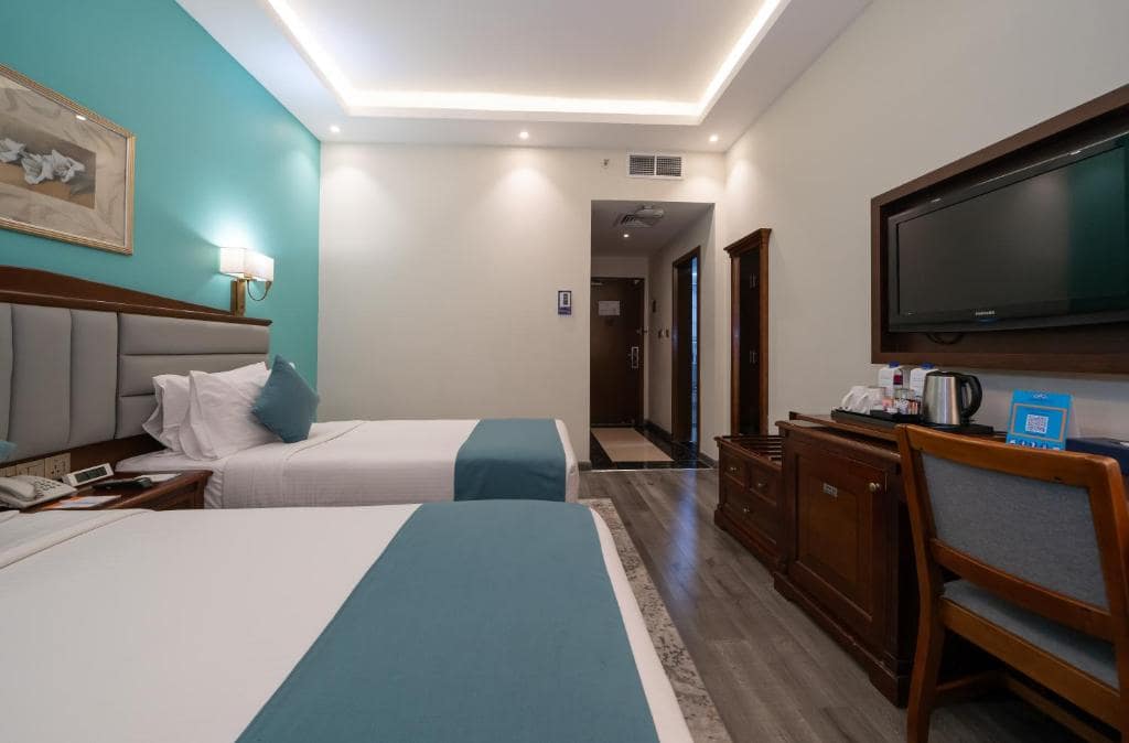 26-اتاق-خواب-هتل-3-ستاره-هاوارد-جانسون-بر-دبی- Howard-Johnson-Bur-Dubai-Bedroom.jpg