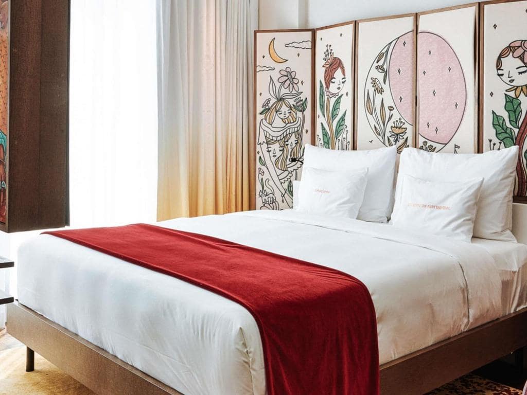 43-اتاق-خواب-هتل-5 ستاره-25-ساعت-وان-سنترال-دبی-25Hours-Hotel-Dubai-One-Central-Bedroom.jpg
