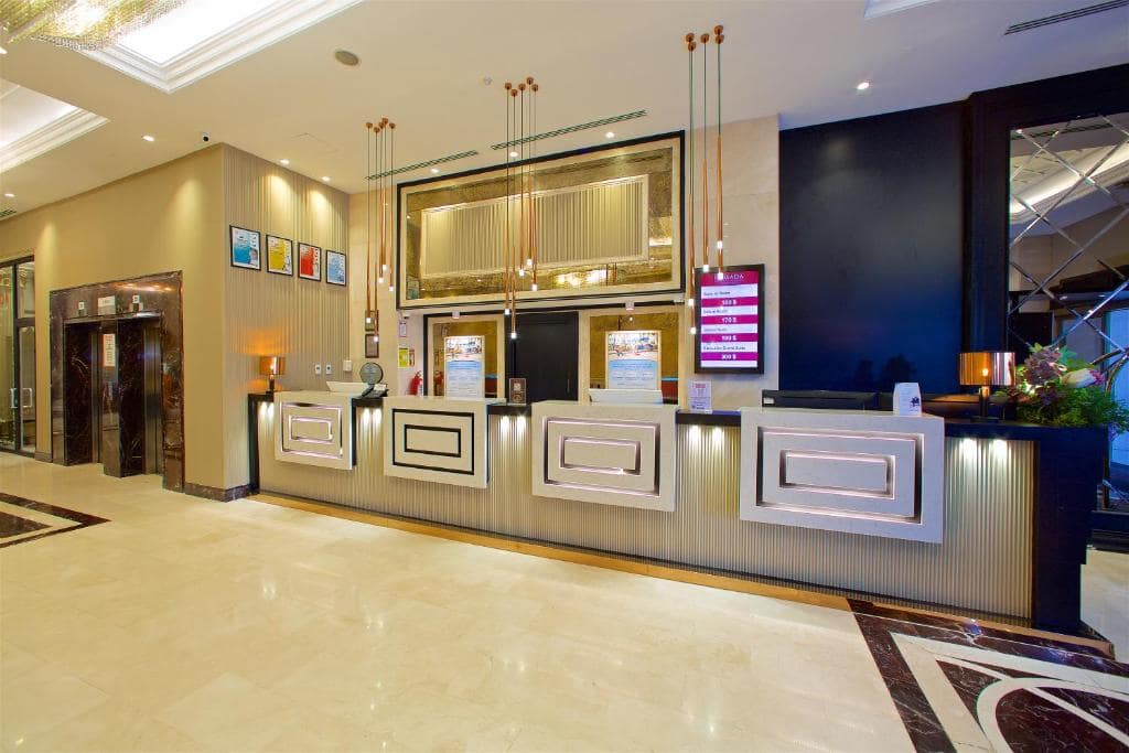 02-نمای-پذیرش-هتل-5-ستاره-رامادا-بای-ویندهام-مرتر-استانبول-Reception-Hotel-5-setare-Wyndham-Istanbul-min.jpg