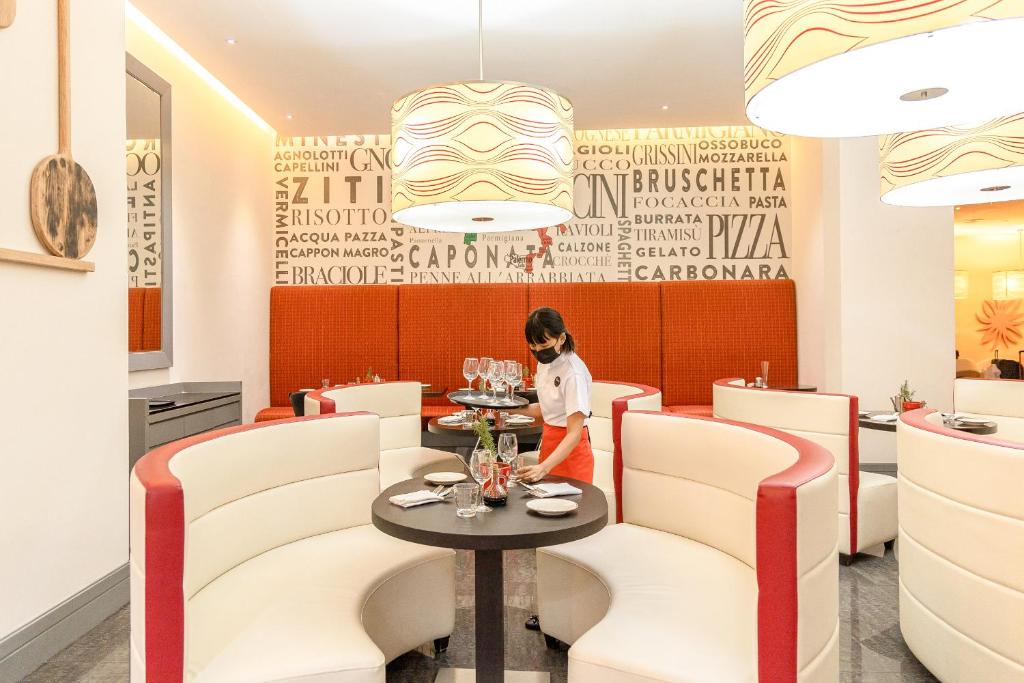 21-رستوران-هتل-3-ستاره-آیبیس-مال-آو-د-امارات-دبی-Ibis-Dubai-Mall-Of-The-Emirates-Restaurant.jpg