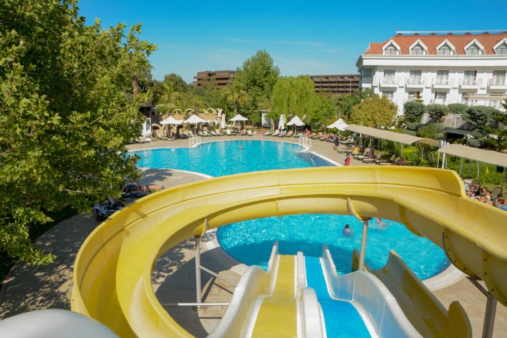 19 پارک آبی هتل 4 ستاره گرند میرامور آنتالیا Grand Miramor Hotel Antalya.jpg