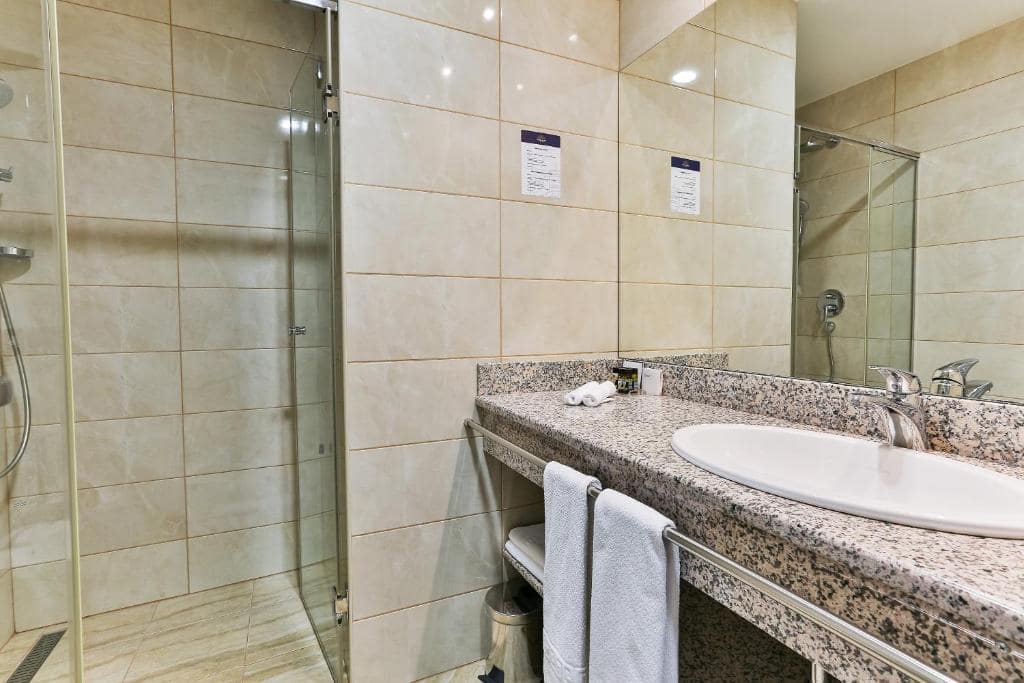 15-سرویس-بهداشتی-هتل-3-ستاره-کینز-پارک-دبی- Kings-Park-Hotel-Dubai-Bathroom.jpg
