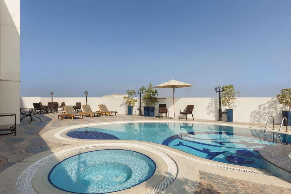 44-استخر-هتل-3-ستاره-هاوارد-جانسون-بر-دبی- Howard-Johnson-Bur-Dubai-Pool.jpg