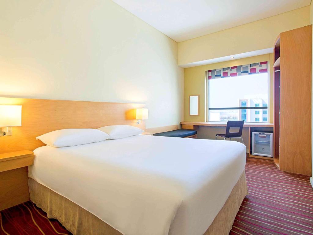08 اتاق هتل 3 ستاره آیبیس مال آو د آمارات دبی Ibis Dubai Mall Of The Emirates.jpg