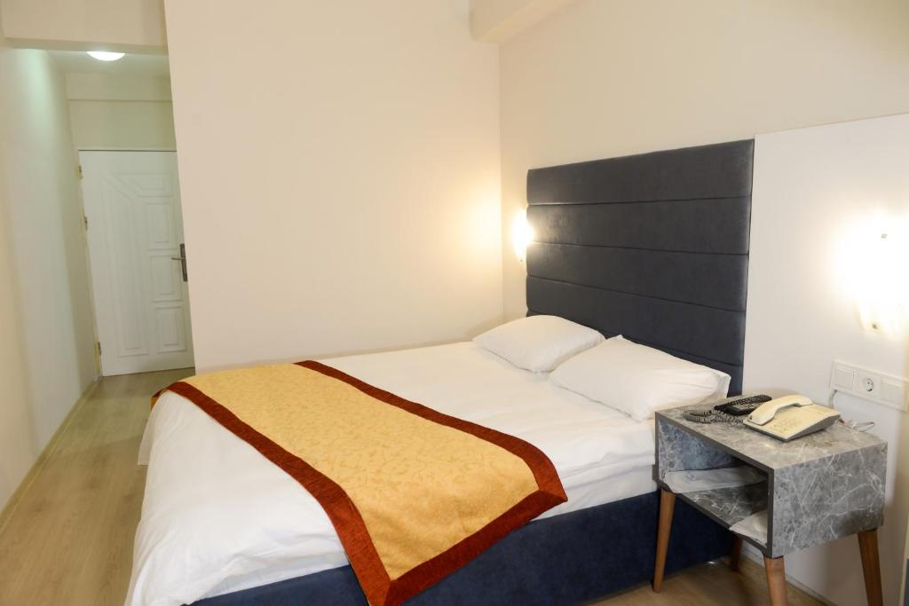 04 اتاق هتل 3 ستاره یاقوت وان Hotel Yakut Van.jpg