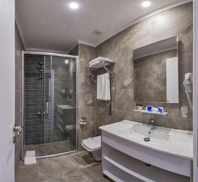 04-هتل-4-ستاره-اینتل-استانبول-نمای-سرویس-بهداشتی-حمام-Bathroom-Hotel-4-Setare-Inntel-Estanbul.jpg
