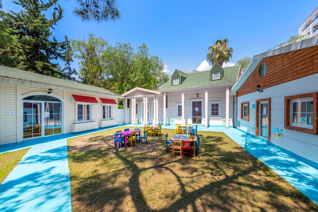 40-محوطه-هتل-5-ستاره-لوکسیا-کامفورت-ریزورت-کمر- Loxia-Comfort-Resort-Kemer-Hotel-Grounds.jpg