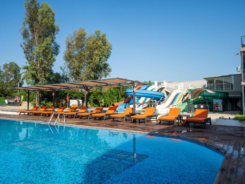 10 استخر هتل 4 ستاره بدروم بیچ ریزورت Bodrum Beach Resort.jpg