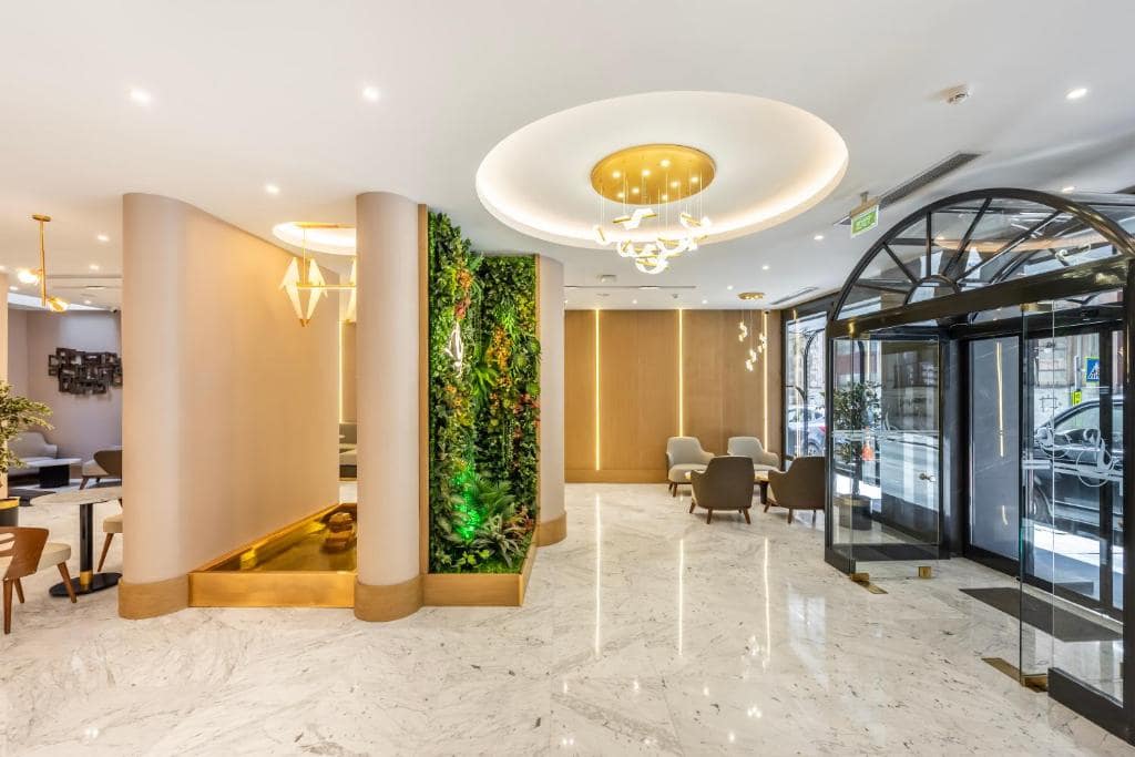 04-نمای-لابی-هتل-4-ستاره-بریستول-Lobby-Hotel-4-setare-Bristol-Istanbul.jpg
