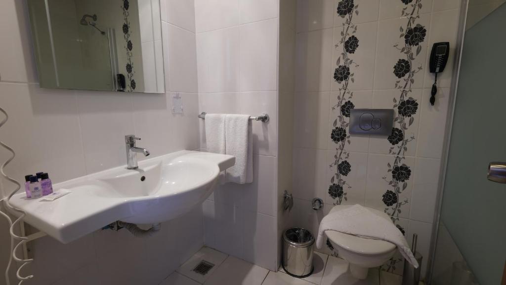 22-سرویس-بهداشتی-هتل-4-ستاره-الدار-گاردن-ریزورت-آنتالیا- Eldar-Garden-Resort-Antalya-Bathroom.jpg