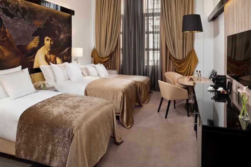 04 اتاق هتل 5 ستاره پالاسیو د لوس دوکس گرن ملیا Palacio de los Duques Gran Meliá.jpg