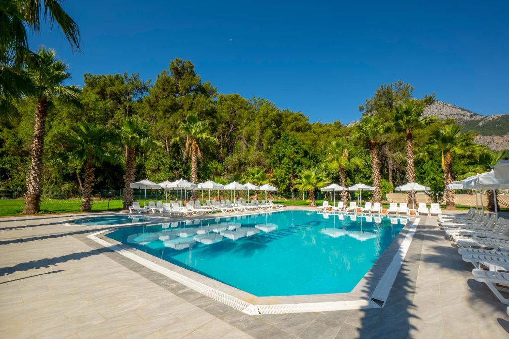 32-استخر-هتل-4-ستاره-الدار-گاردن-ریزورت-آنتالیا- Eldar-Garden-Resort-Antalya-Pool.jpg