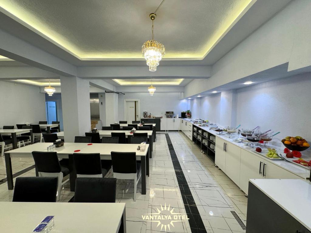 رستوران هتل 3 ستاره وانتالیا وان Vantalya Hotel Van.jpg