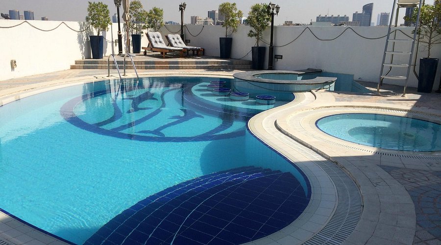 16 استخر هتل 3 ستاره هاوارد جانسون اثر ویندهام بر دبی Howard Johnson by Wyndham Bur Hotel Dubai.jpg