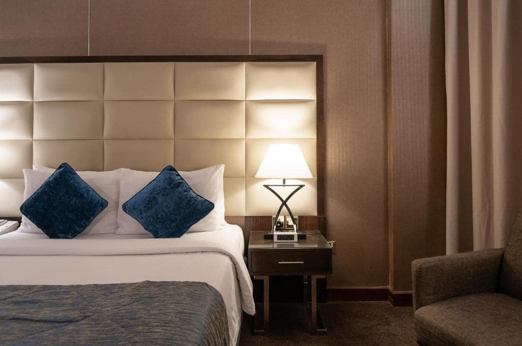08-اتاق-خواب-هتل-3-ستاره-هاوارد-جانسون-بر-دبی- Howard-Johnson-Bur-Dubai-Bedroom.jpg
