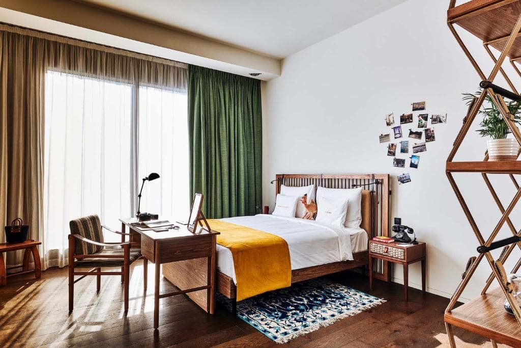 14-اتاق-خواب-هتل-5 ستاره-25-ساعت-وان-سنترال-دبی-25Hours-Hotel-Dubai-One-Central-Bedroom.jpg